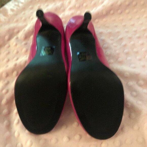 Hot pink and sexy closed toe heels - Picture 3 of 4